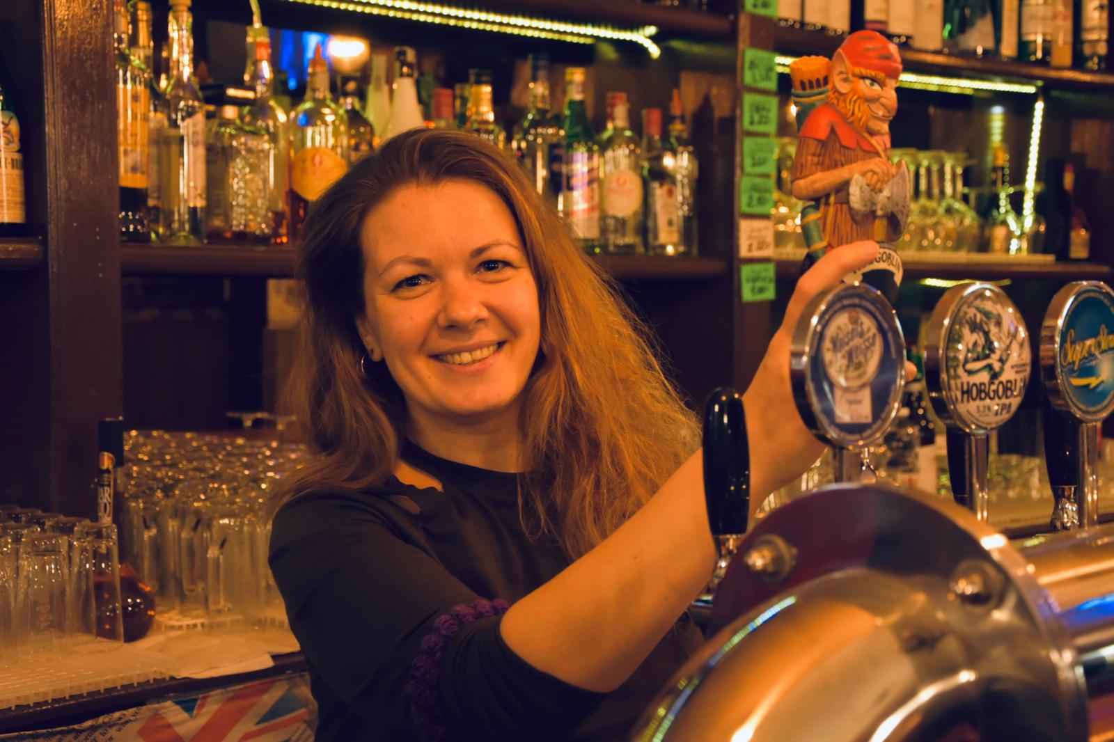 The Bull Pub Torino - bartender alla spillatura