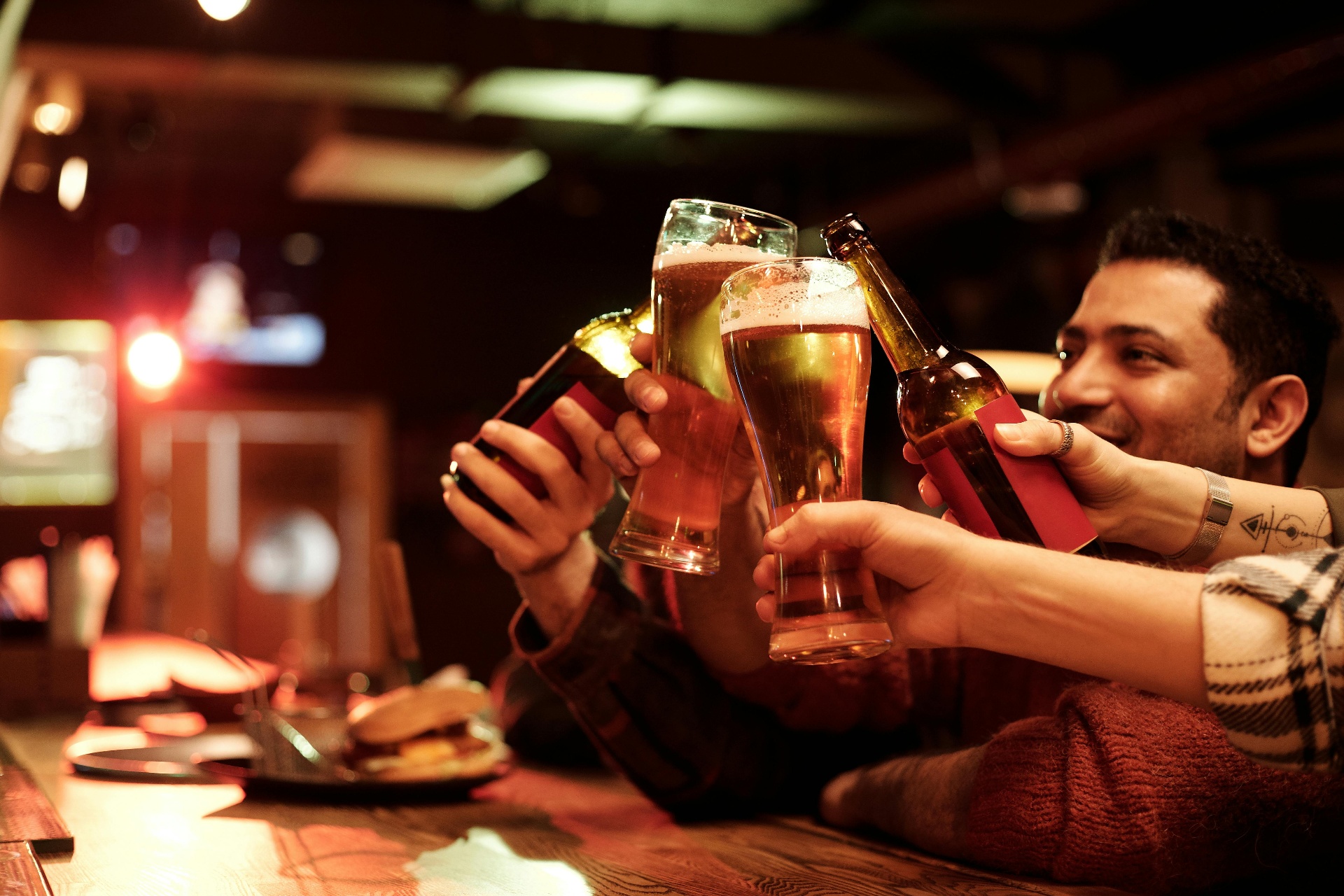 Gruppo di amici a una festa al pub a Torino