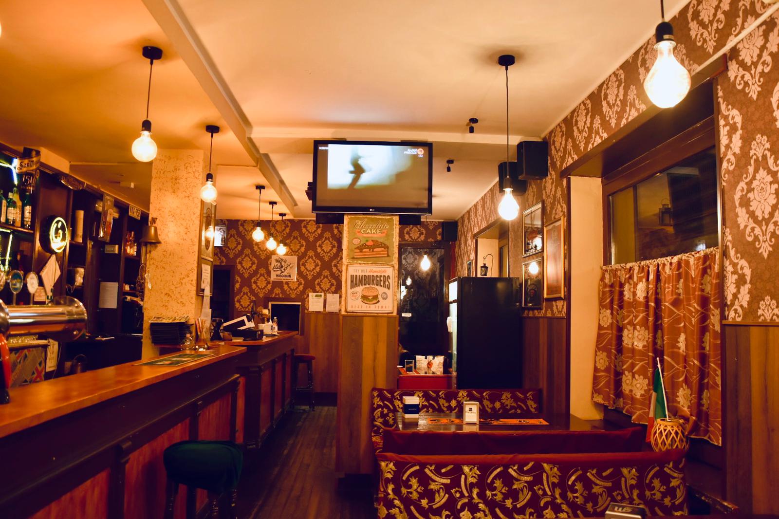 Bancone del The Bull Pub Torino con birre alla spina e luci calde